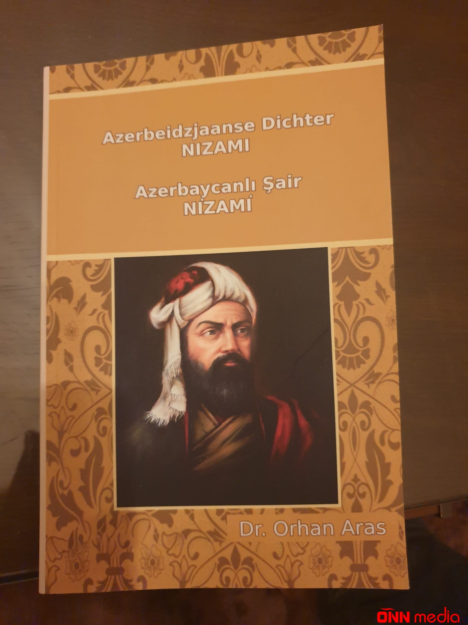 Nizami Gəncəvi kitabı Holland və Türk dilində