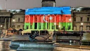 Londonda binalar Azərbaycan bayrağının rənglərinə boyandı – FOTOLAR