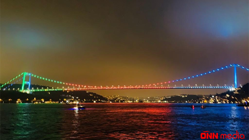 İstanbulun məşhur körpüsü Azərbaycan bayrağının rənglərinə büründü