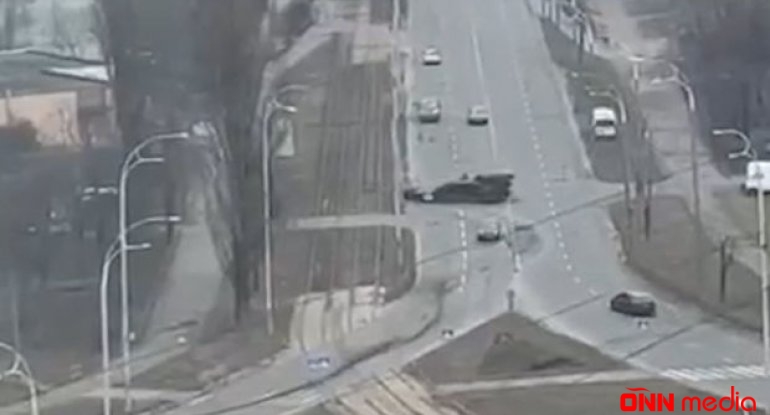 Kiyevdə Rusiya tankı içində insanlar olan avtomobili əzdi – VİDEO