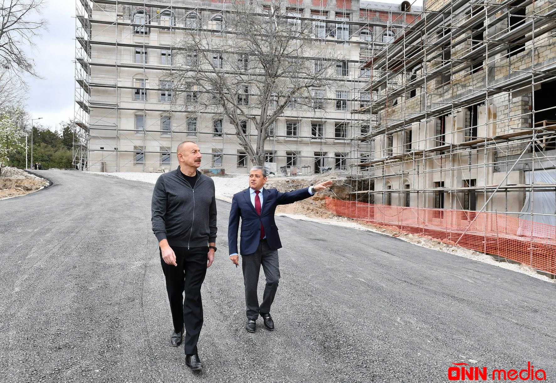 Prezident Şuşada inzibati binanın əsaslı təmiri ilə tanış oldu