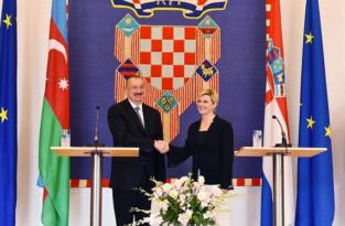 İlham Əliyev Xorvatiyanın sabiq prezidentini qəbul edib
