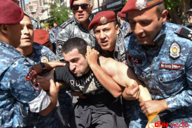 İrəvanda BİYABIRÇILIQ- Polis etirazçılara divan tutur