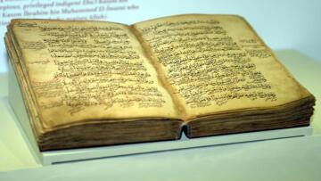 Azərbaycanda 700 min manata Quran satılır