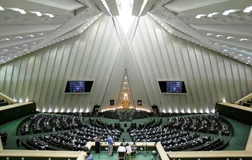 İran parlamentində əlbəyaxa dava 